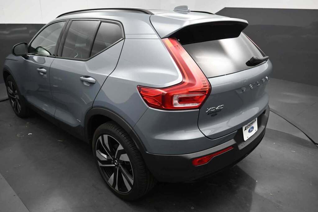 2023 Volvo XC40 B5 Plus Dark Theme