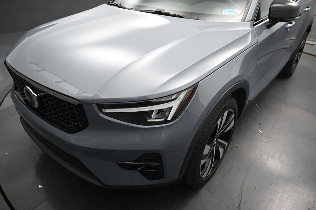 2023 Volvo XC40 B5 Plus Dark Theme