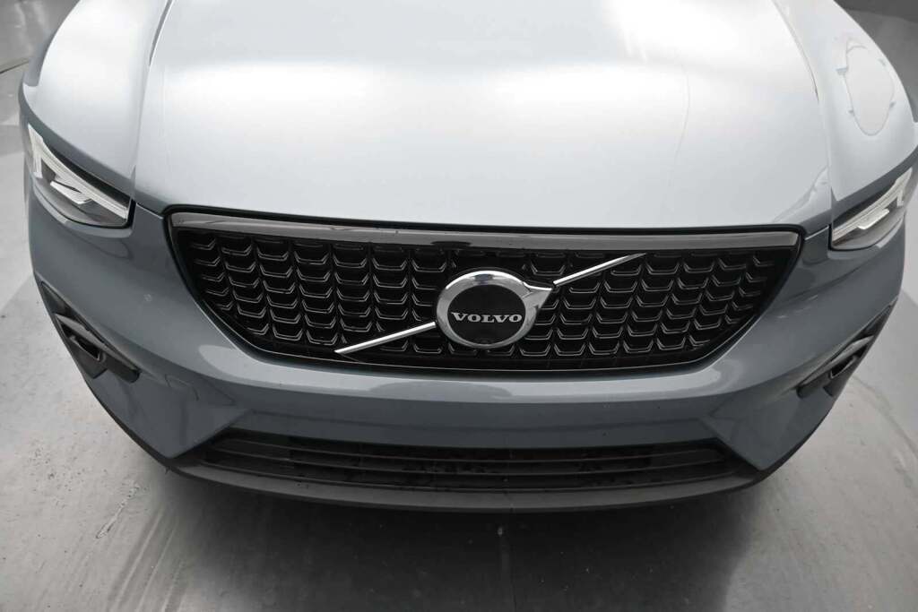 2023 Volvo XC40 B5 Plus Dark Theme