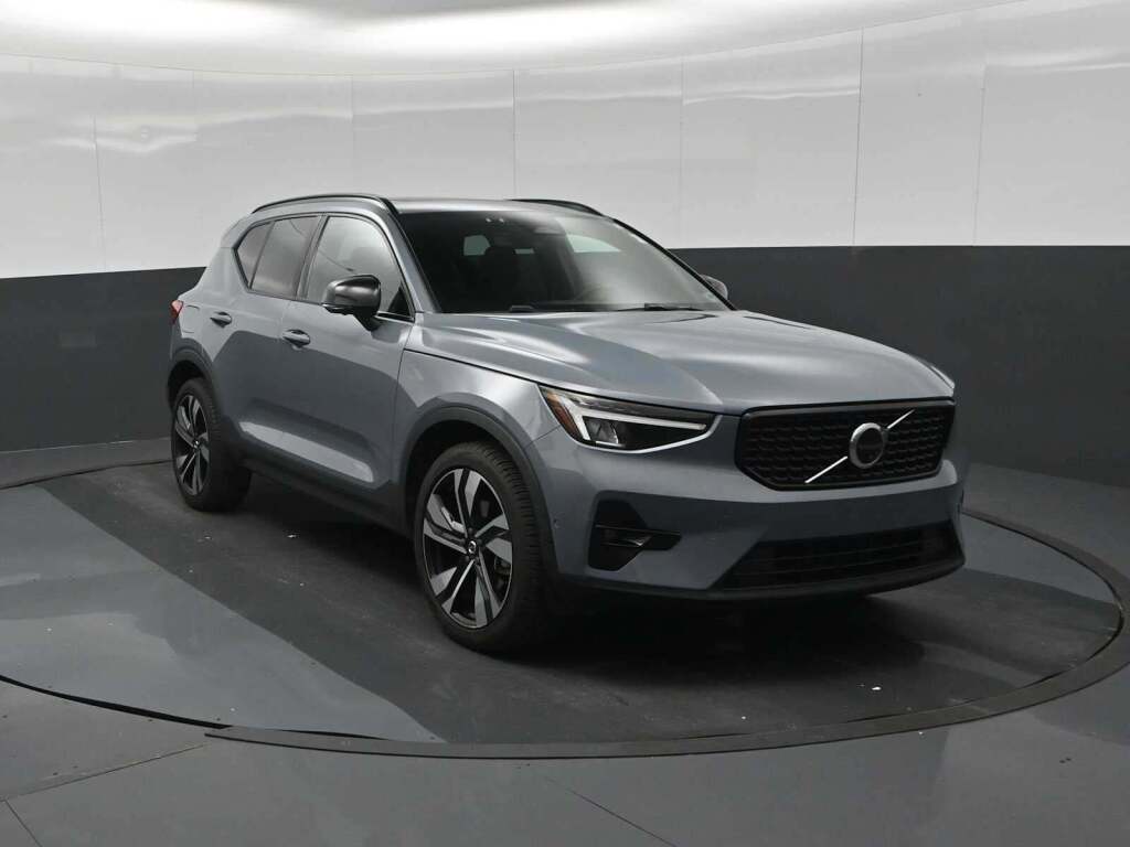 2023 Volvo XC40 B5 Plus Dark Theme