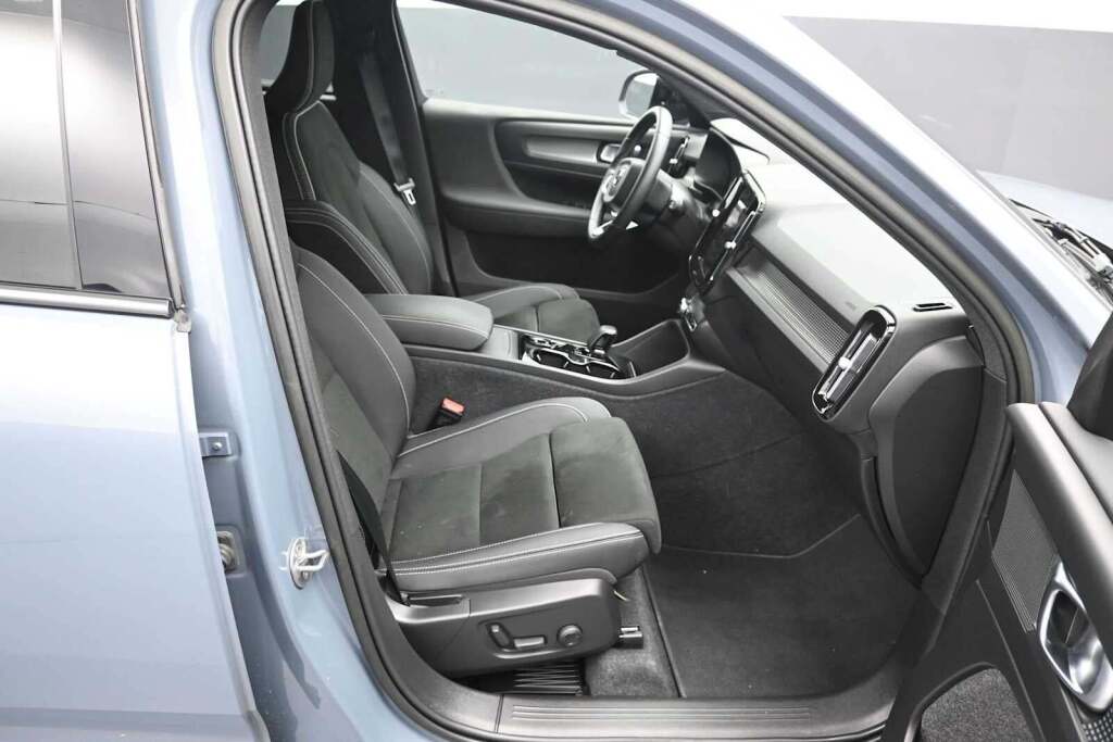 2023 Volvo XC40 B5 Plus Dark Theme