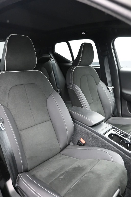2023 Volvo XC40 B5 Plus Dark Theme