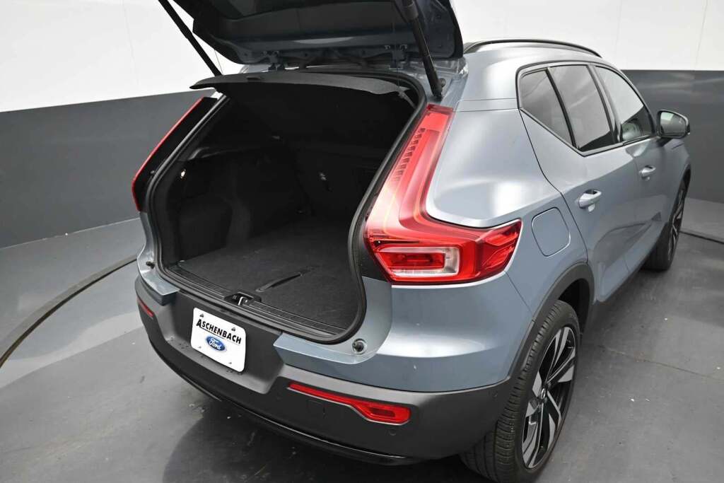 2023 Volvo XC40 B5 Plus Dark Theme