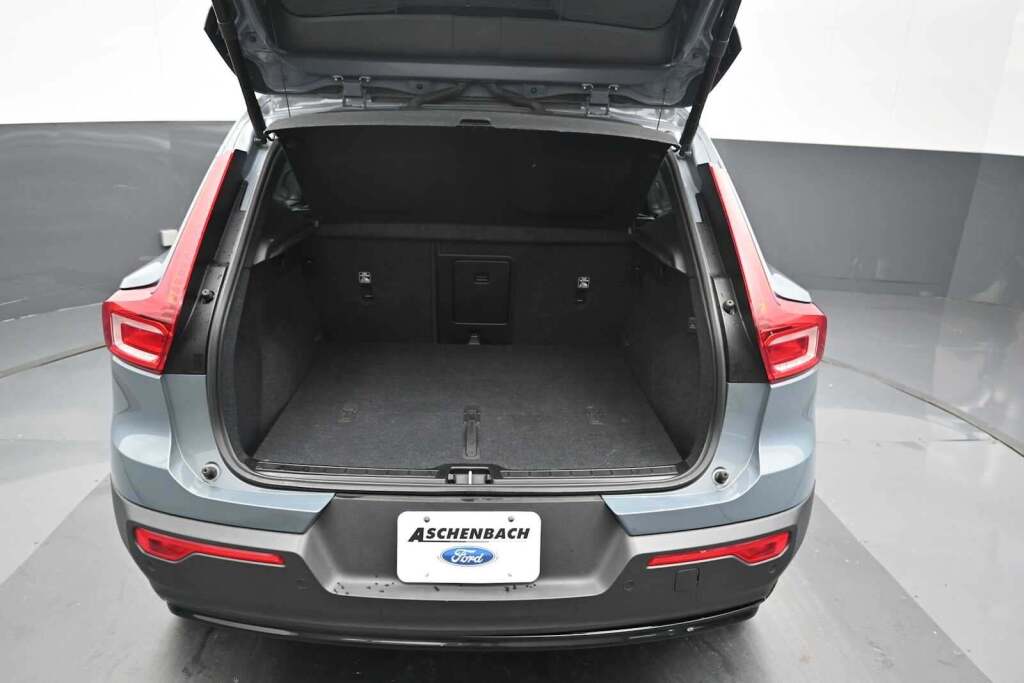 2023 Volvo XC40 B5 Plus Dark Theme