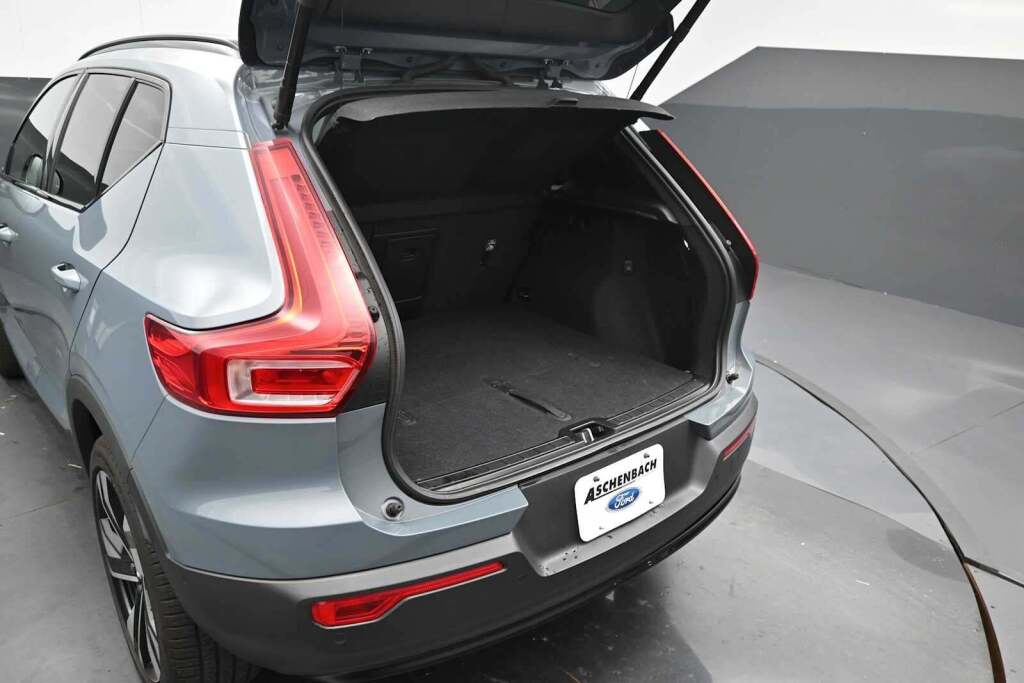 2023 Volvo XC40 B5 Plus Dark Theme