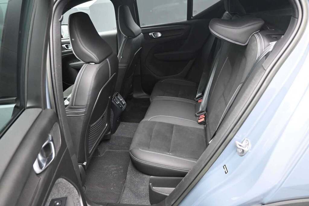 2023 Volvo XC40 B5 Plus Dark Theme