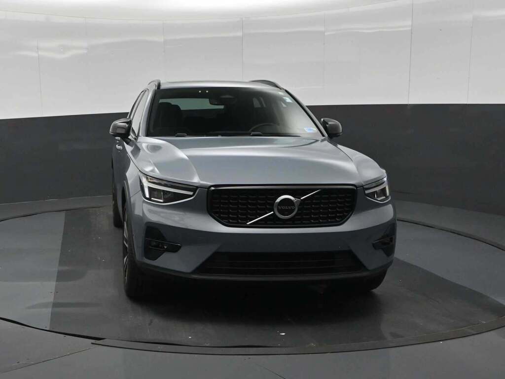 2023 Volvo XC40 B5 Plus Dark Theme