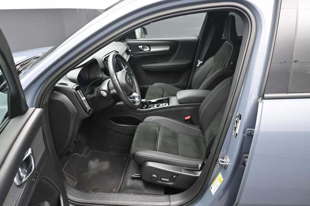 2023 Volvo XC40 B5 Plus Dark Theme
