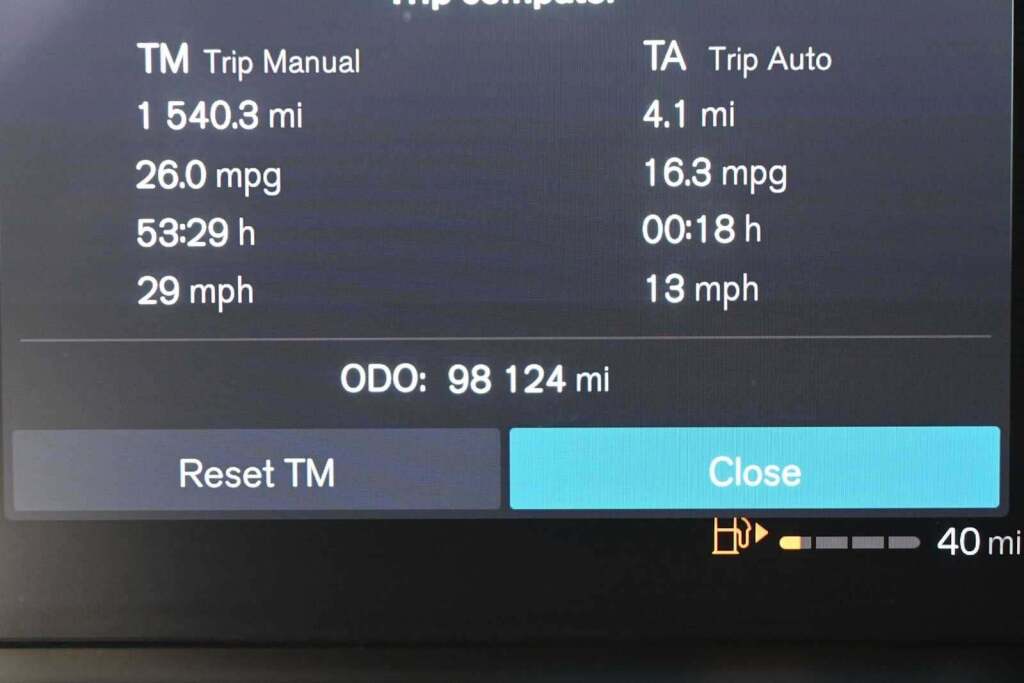 2023 Volvo XC40 B5 Plus Dark Theme