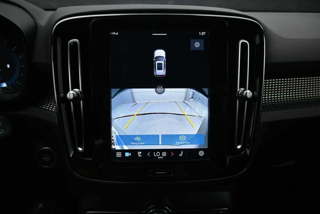 2023 Volvo XC40 B5 Plus Dark Theme