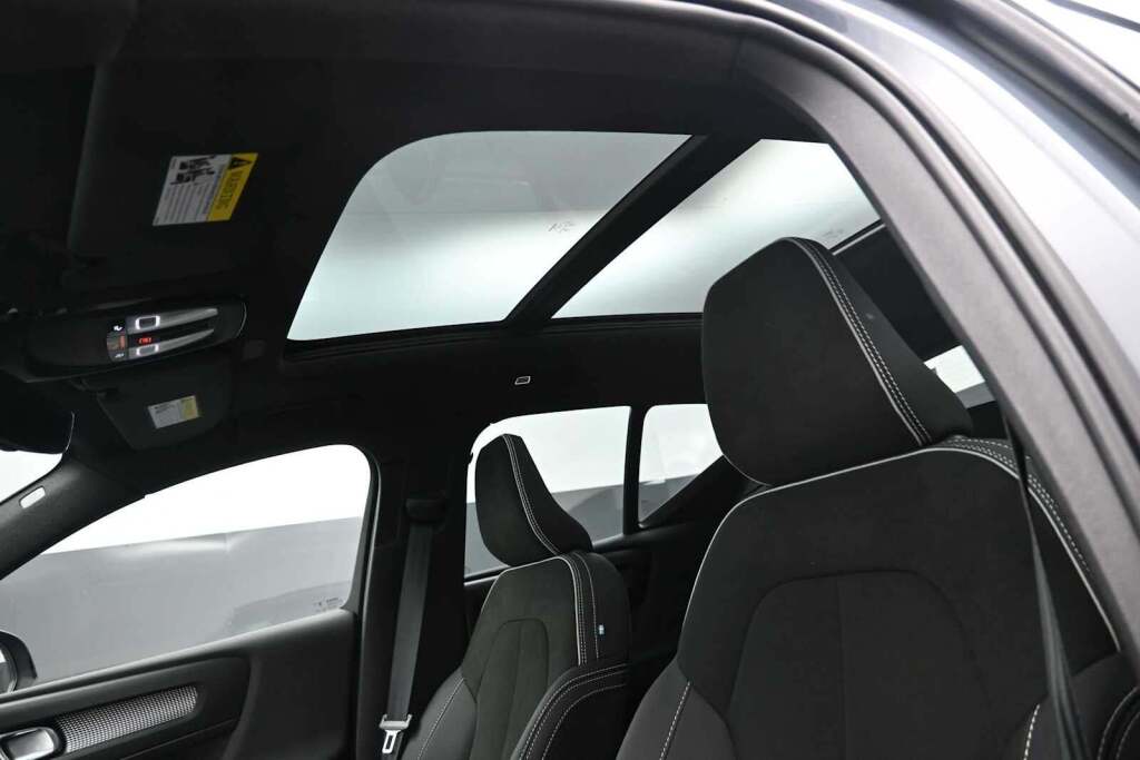 2023 Volvo XC40 B5 Plus Dark Theme