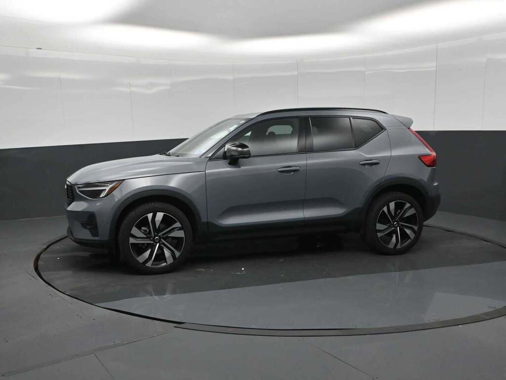 2023 Volvo XC40 B5 Plus Dark Theme