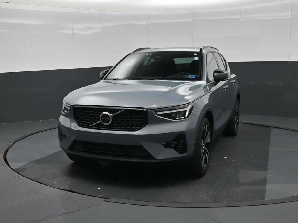 2023 Volvo XC40 B5 Plus Dark Theme