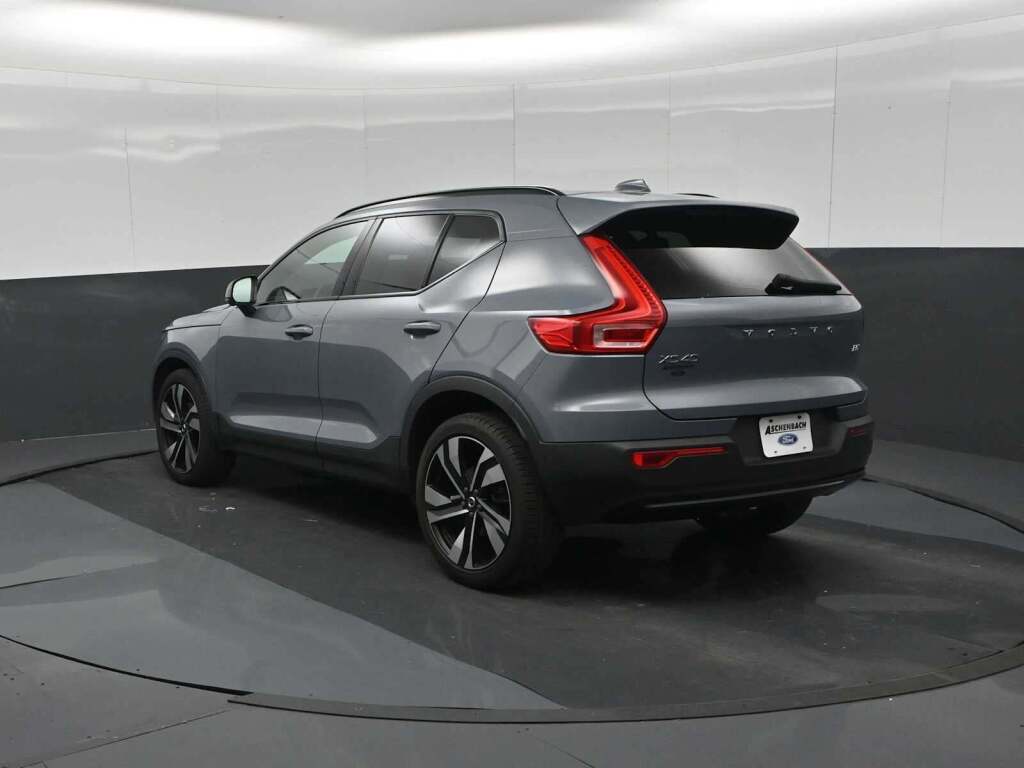 2023 Volvo XC40 B5 Plus Dark Theme