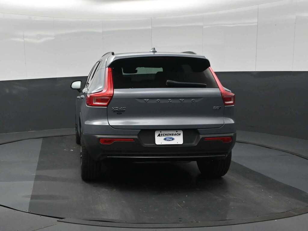 2023 Volvo XC40 B5 Plus Dark Theme