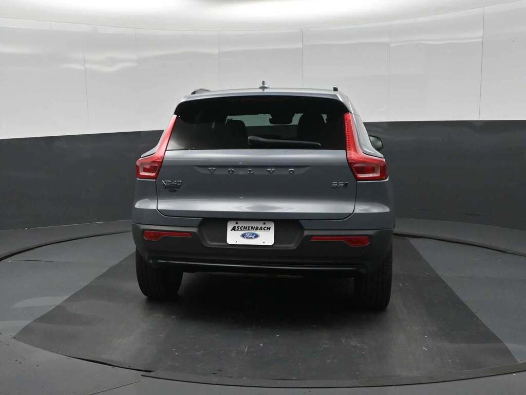 2023 Volvo XC40 B5 Plus Dark Theme