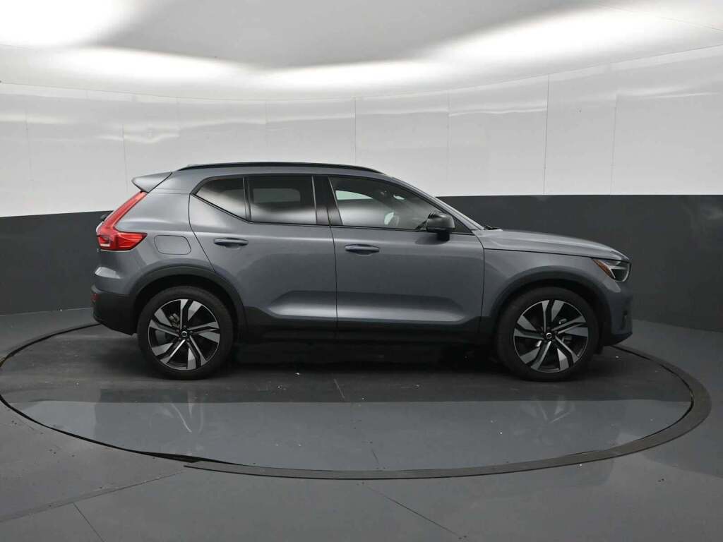 2023 Volvo XC40 B5 Plus Dark Theme