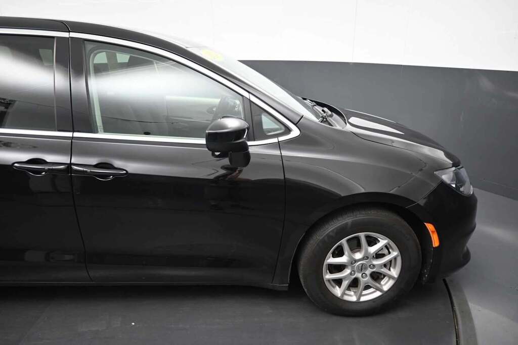 2024 Chrysler Voyager LX