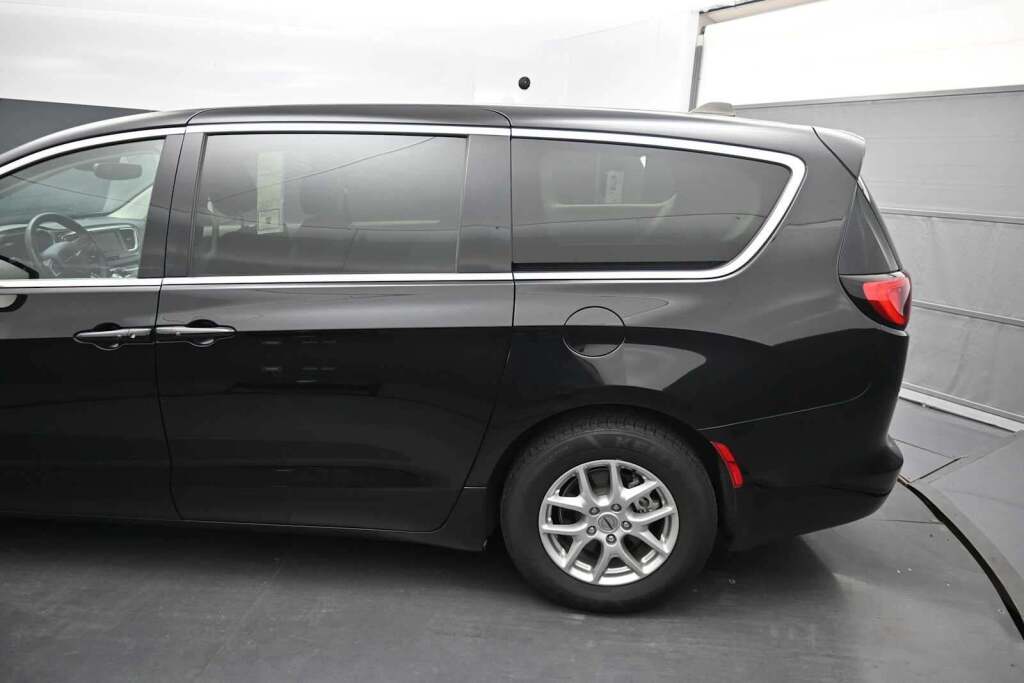 2024 Chrysler Voyager LX