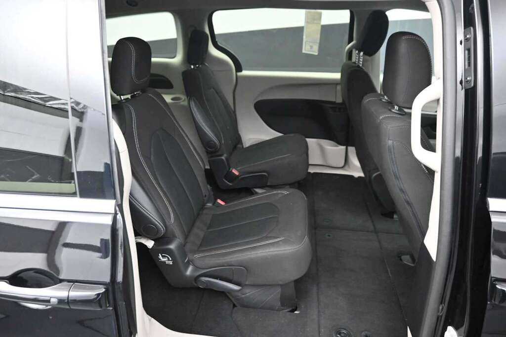 2024 Chrysler Voyager LX