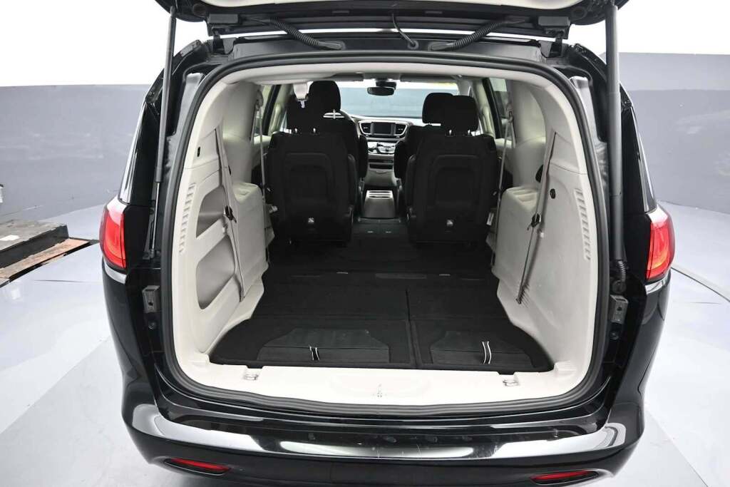 2024 Chrysler Voyager LX
