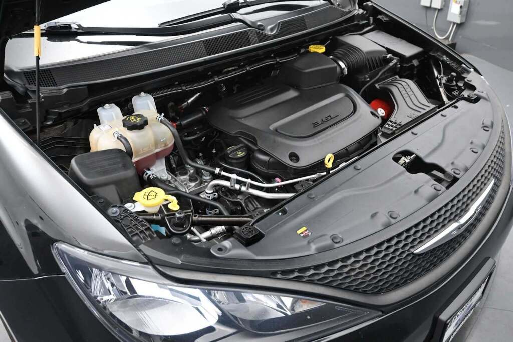 2024 Chrysler Voyager LX