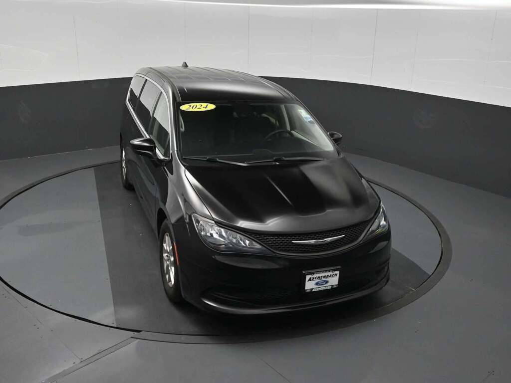 2024 Chrysler Voyager LX