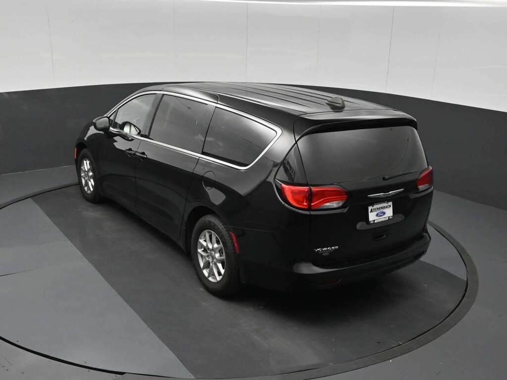 2024 Chrysler Voyager LX