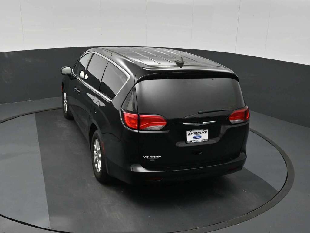 2024 Chrysler Voyager LX