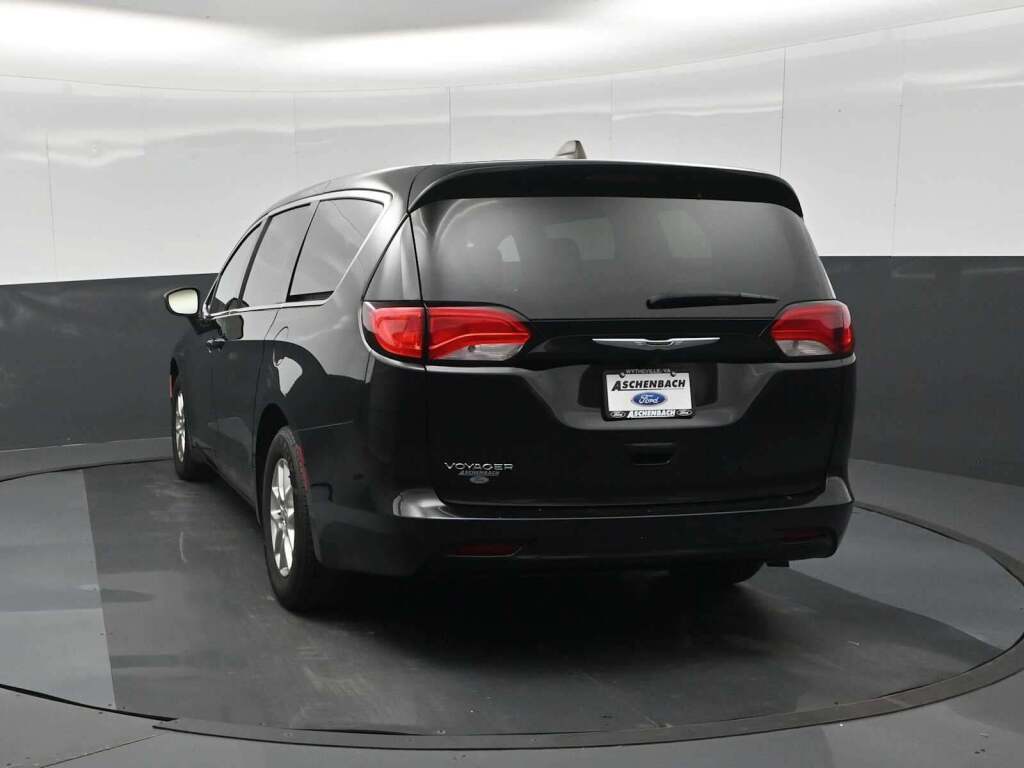 2024 Chrysler Voyager LX