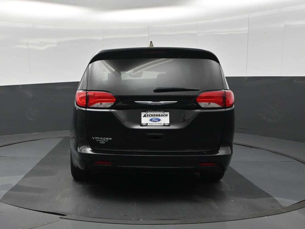 2024 Chrysler Voyager LX