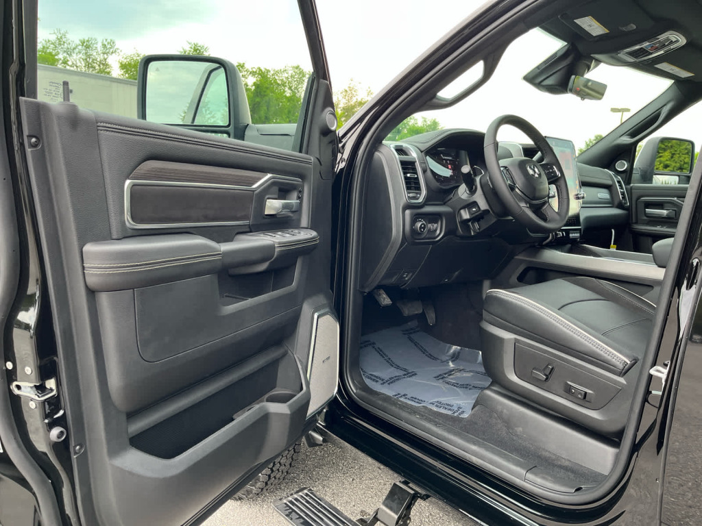 2026 Ram 3500 Laramie Crew Cab 4x4 8' Box