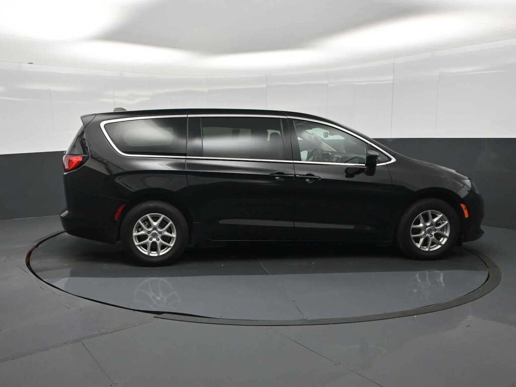 2024 Chrysler Voyager LX