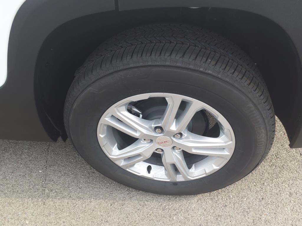 Used 2023 Summit White GMC SLE image 15
