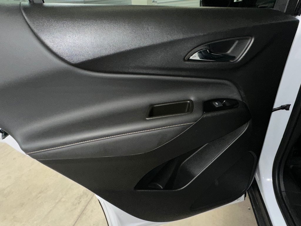 Certified Used 2023 Iridescent Pearl Tricoat Chevrolet Premier image 17
