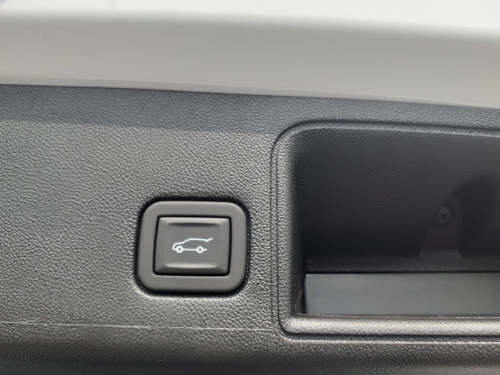 Used 2023 Summit White GMC SLE image 9