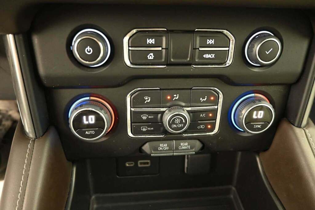 2022 Chevrolet Suburban 4WD LS