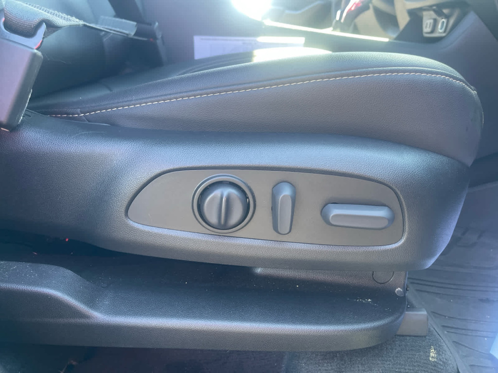 2023 Chevrolet Traverse AWD LT Leather