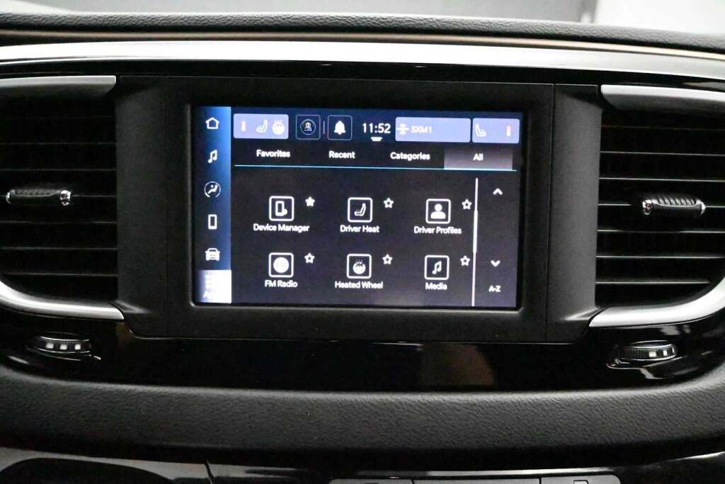 2023 Chrysler Voyager LX