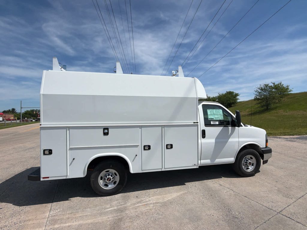 2025 GMC Savana Cutaway Work Van