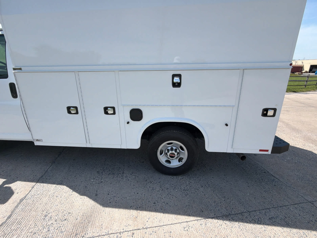 2025 GMC Savana Cutaway Work Van