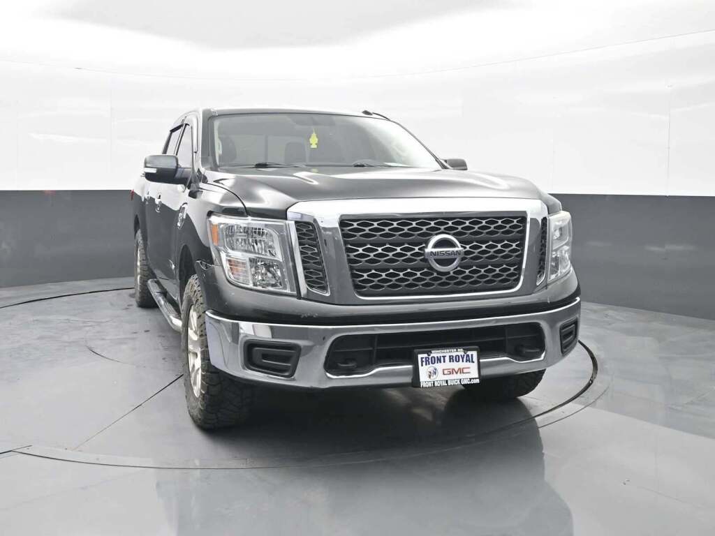 2017 Nissan TITAN SV