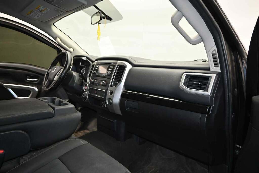 2017 Nissan TITAN SV