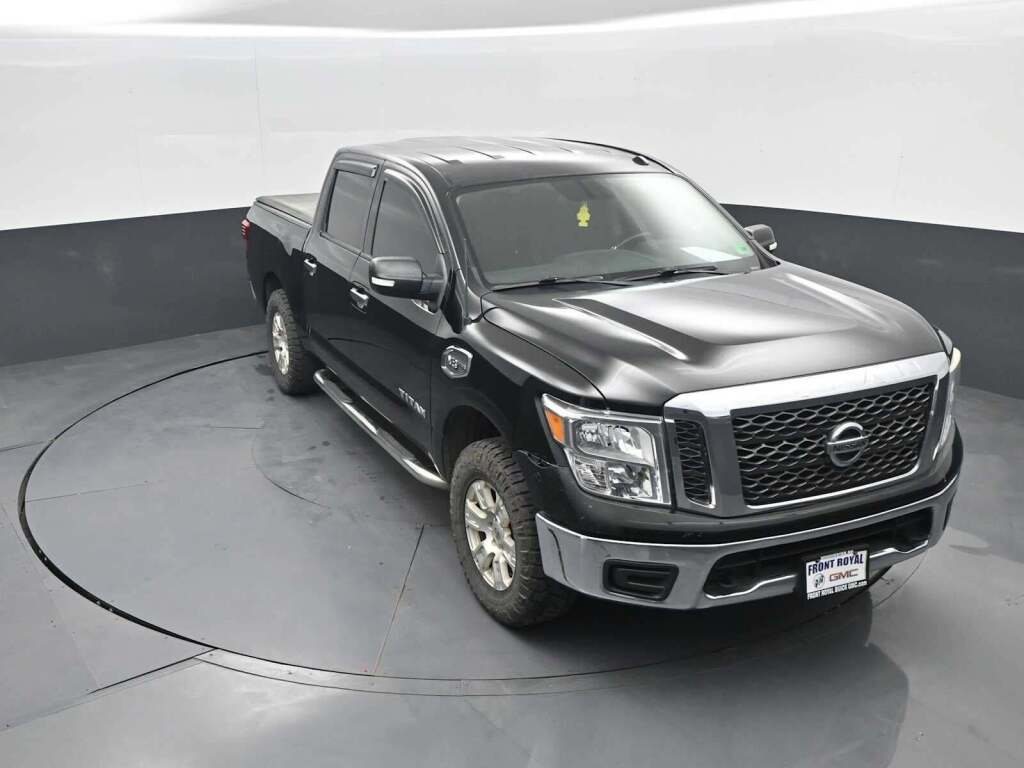2017 Nissan TITAN SV