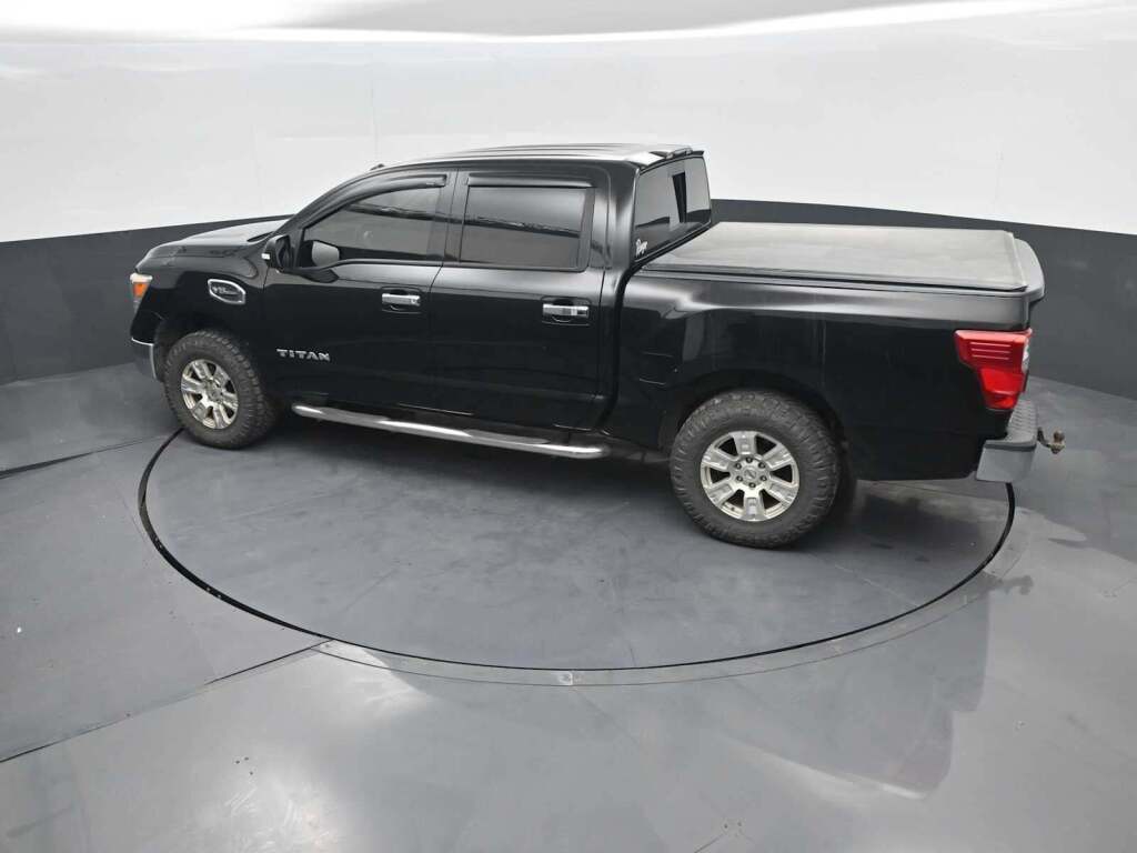 2017 Nissan TITAN SV