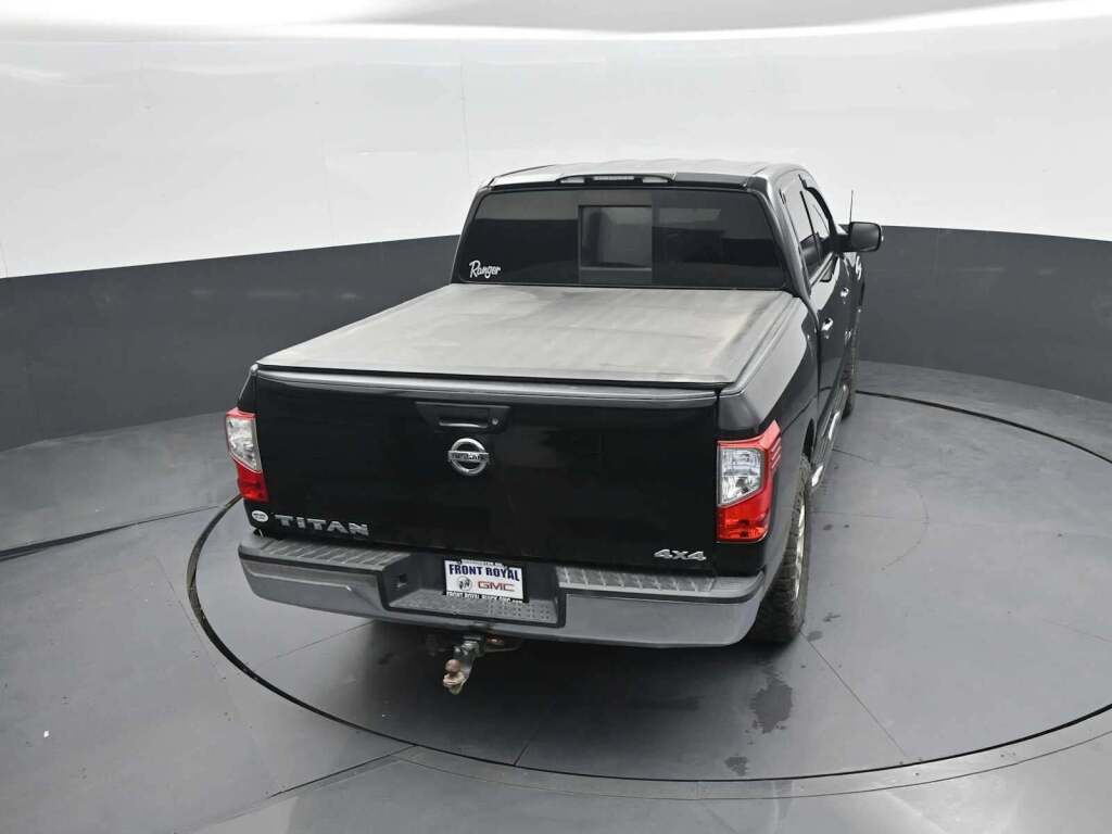 2017 Nissan TITAN SV
