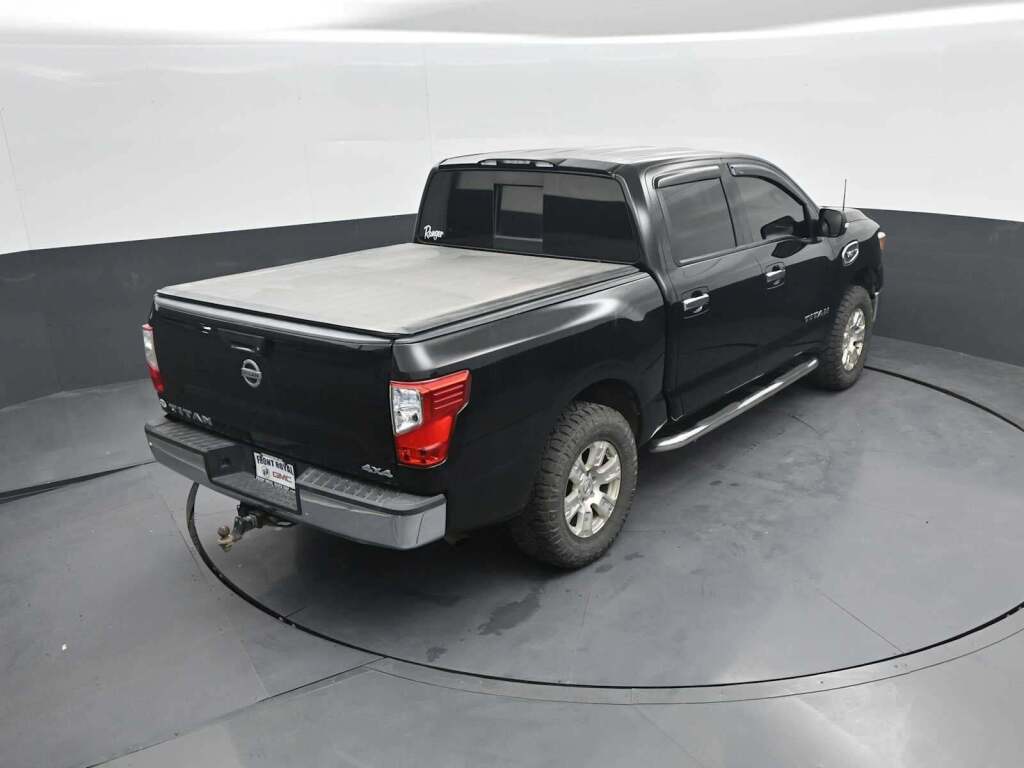 2017 Nissan TITAN SV