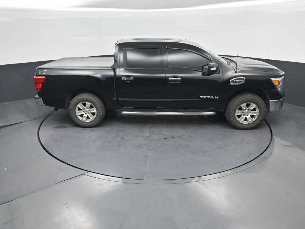 2017 Nissan TITAN SV