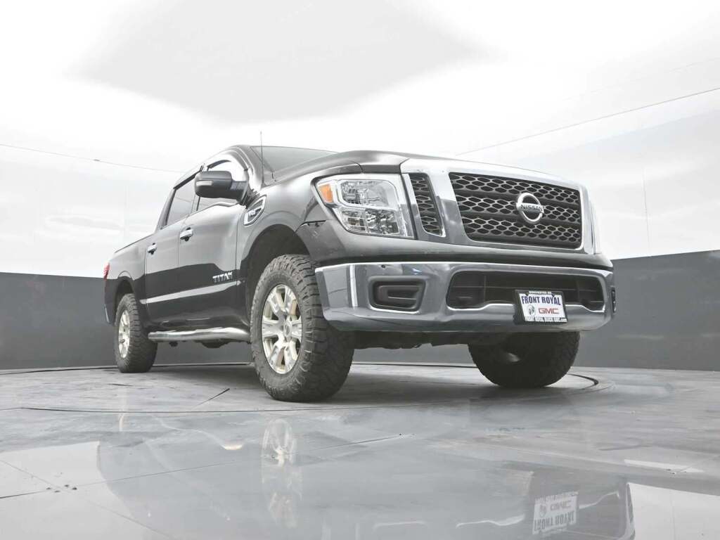 2017 Nissan TITAN SV