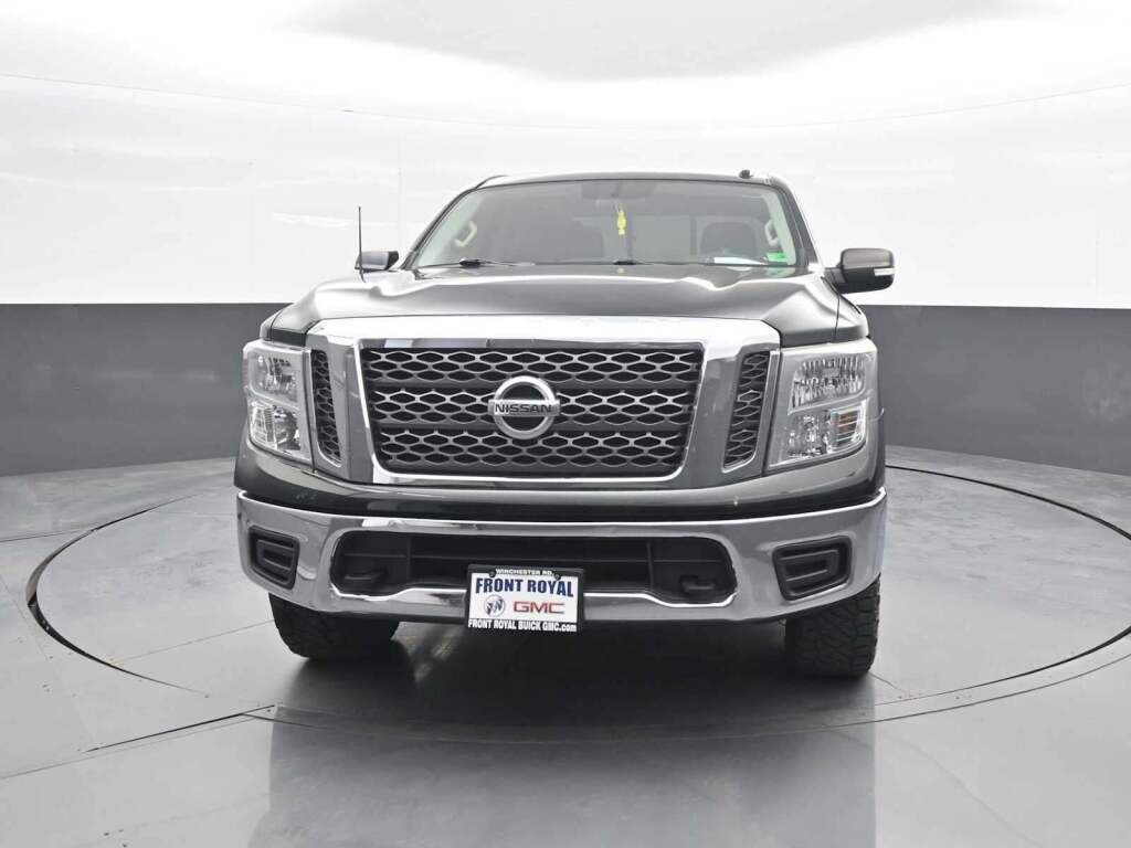 2017 Nissan TITAN SV
